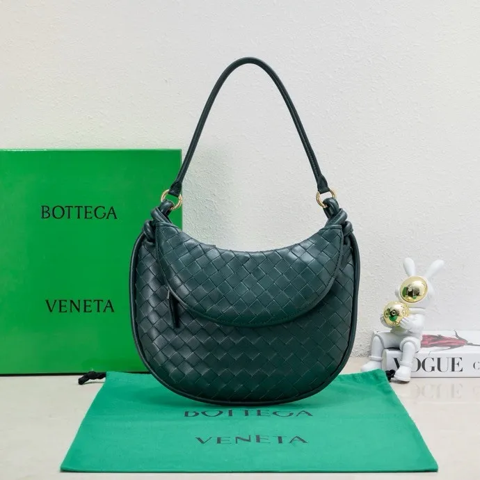 Batch 1860 Bv Shu Qi's same "Gemelli" twin bag 👇 Locked in advance 24 years of hot style 💕 Gemelli is paired with two half-moon shaped bags, matched with the brand's iconic intrecciato woven sheepskin, equipped with a detachable tubular handle, which can be used as a clutch, on the shoulder or by flipping the small crescent moon as a handle, or as a long shoulder strap 🉑️ crossbody The dual design has a personalized yet charming attitude, and the eye-catching visual impact brings an elegant and fashionable feeling. It is a bag worth buying💥 Size: 36x25x10, Model: 4281#
